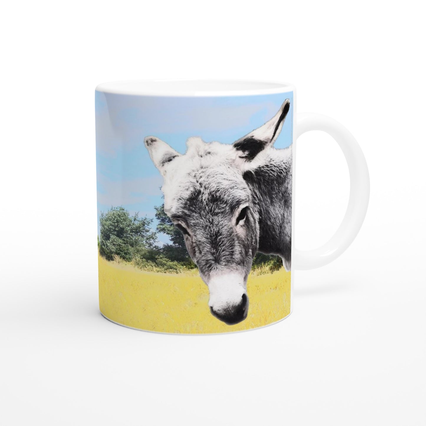 taza decorada con paisaje natural y dos burritos