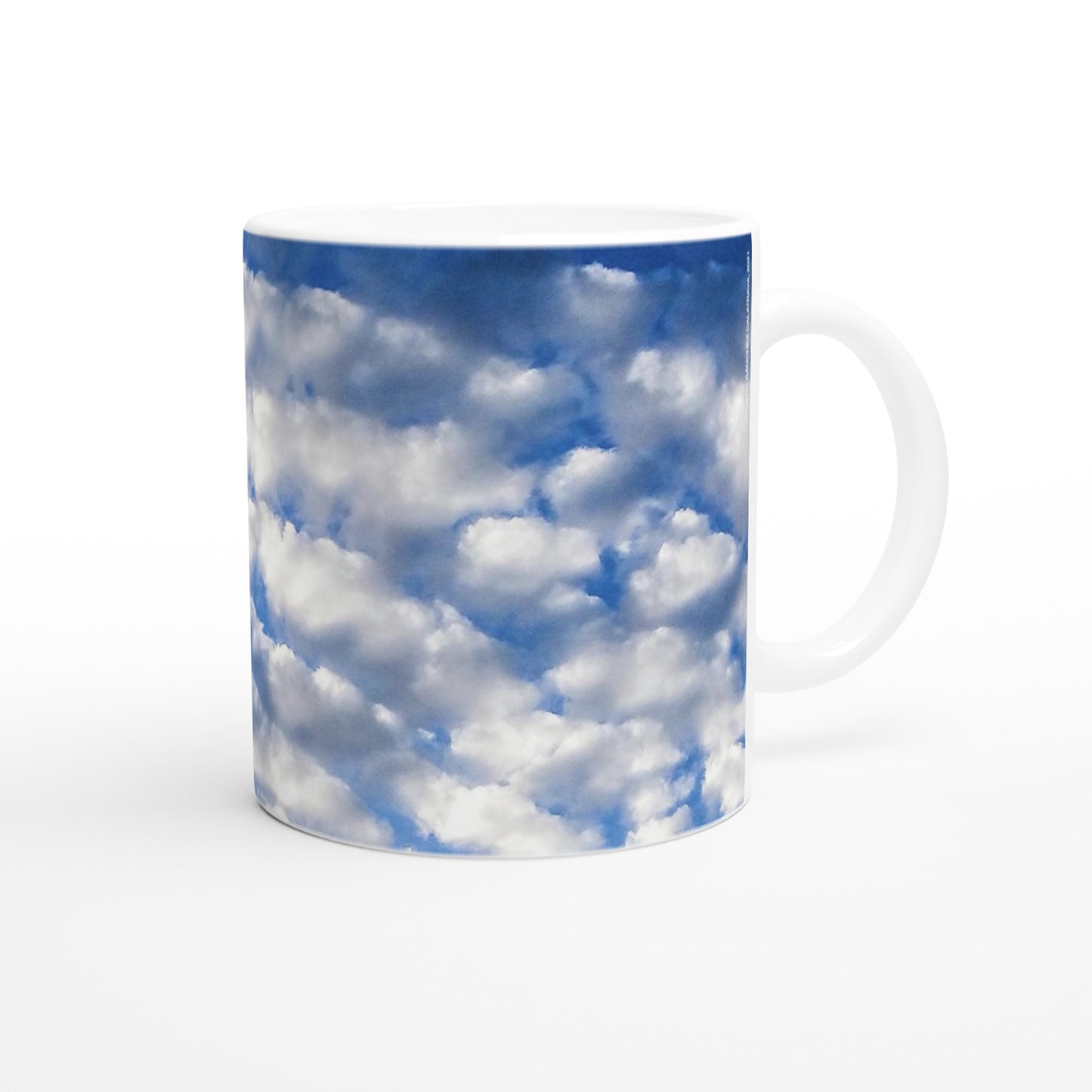 taza decorada con cielo azul y nubes