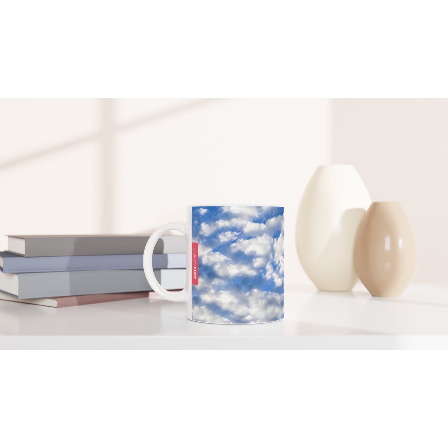 taza decorada con cielo azul y nubes