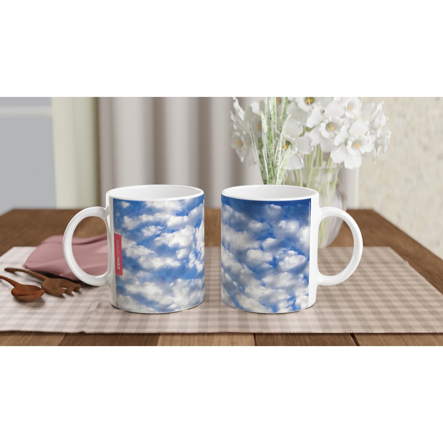 taza decorada con cielo azul y nubes