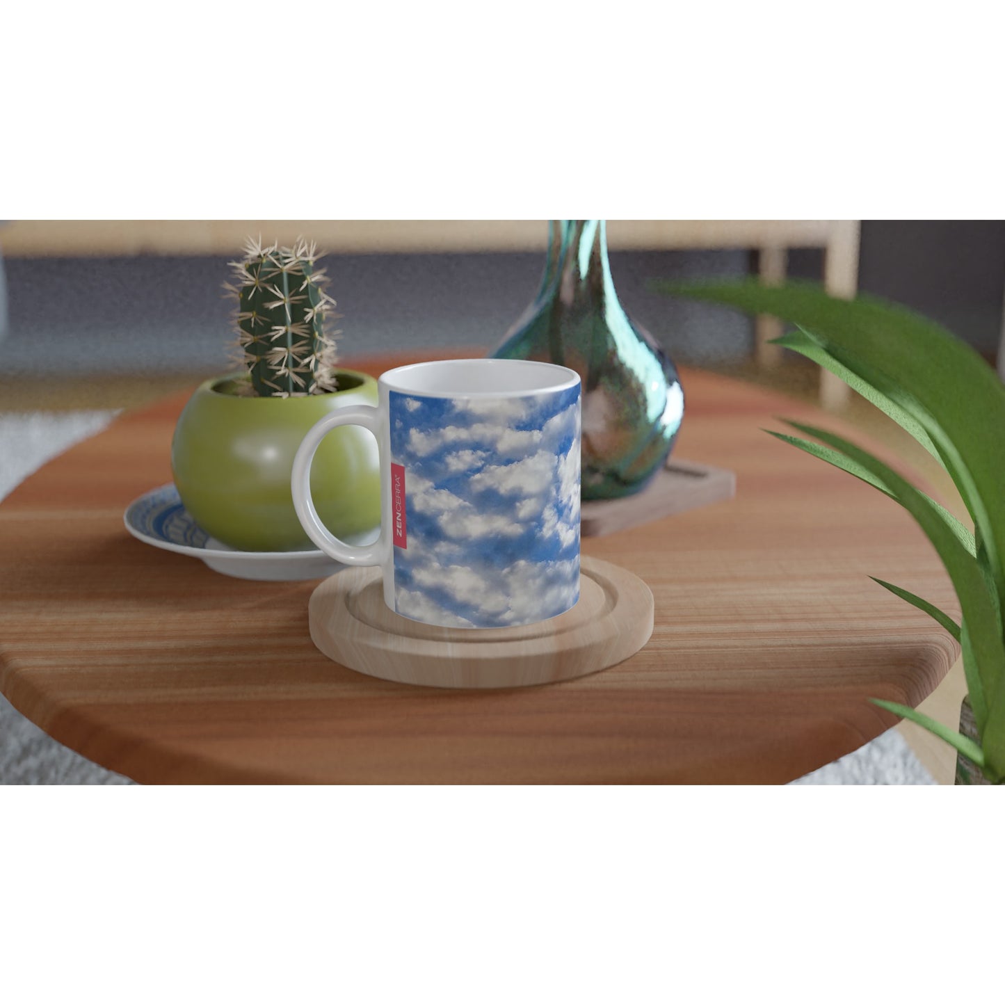 taza decorada con cielo azul y nubes