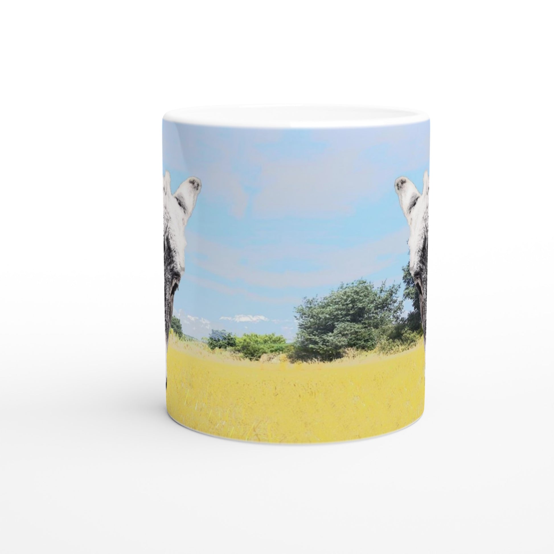taza decorada con paisaje natural y dos burritos