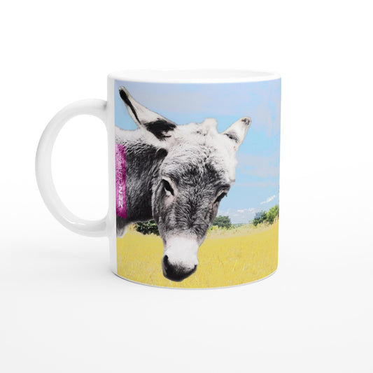 taza decorada con paisaje natural y dos burritos