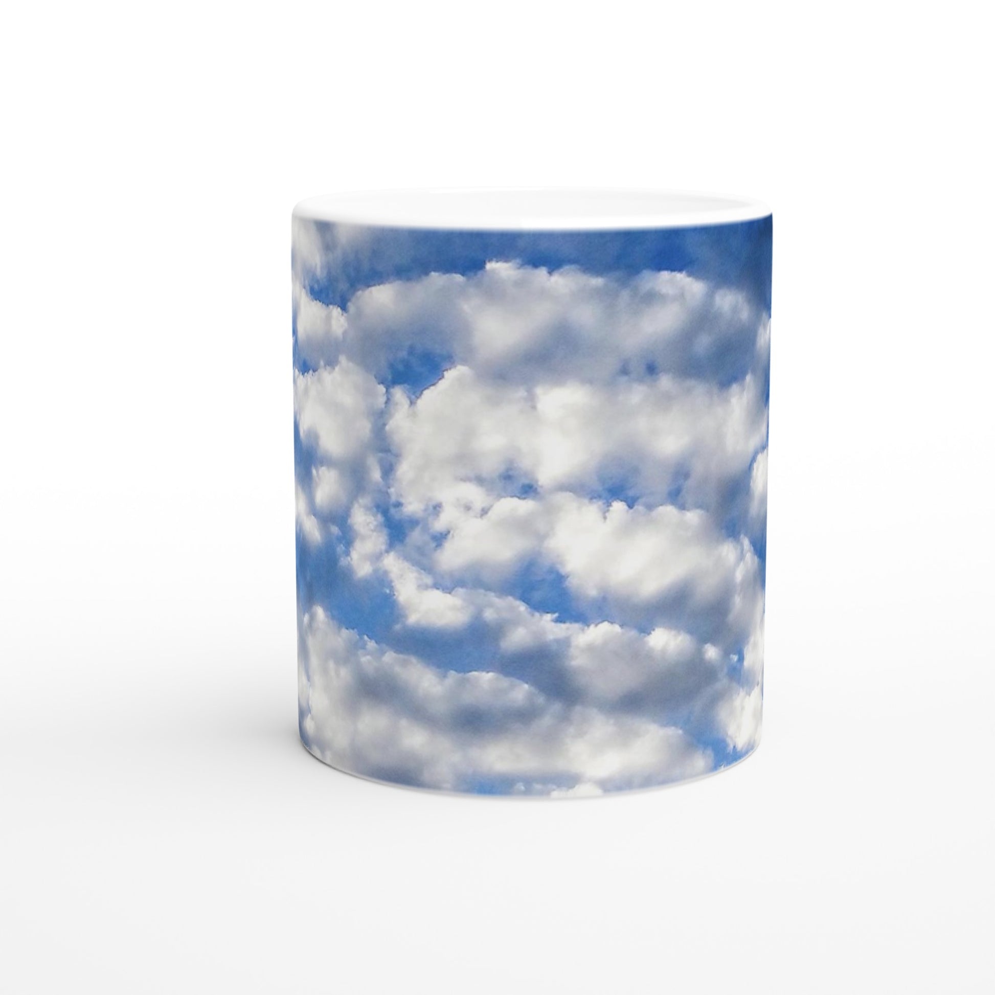taza decorada con cielo azul y nubes