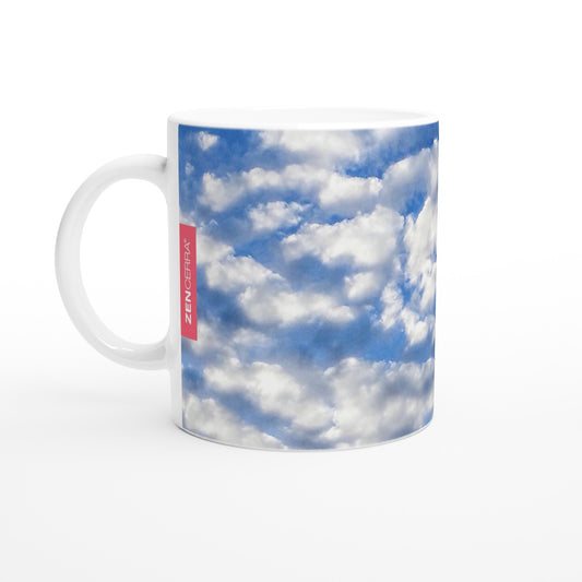 taza decorada con cielo azul y nubes